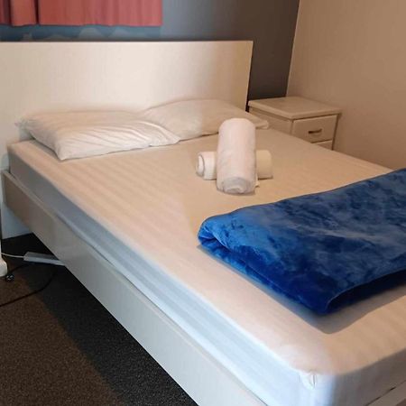 Homestay, Handy City Center Крайстчърч Екстериор снимка